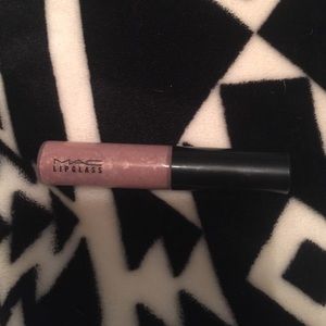 mac lipglass in oyster girl