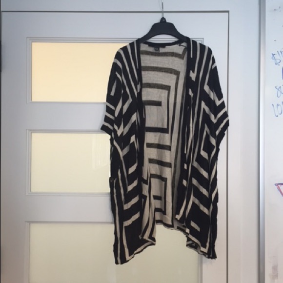 Cardigan cape sleeveless black white striped