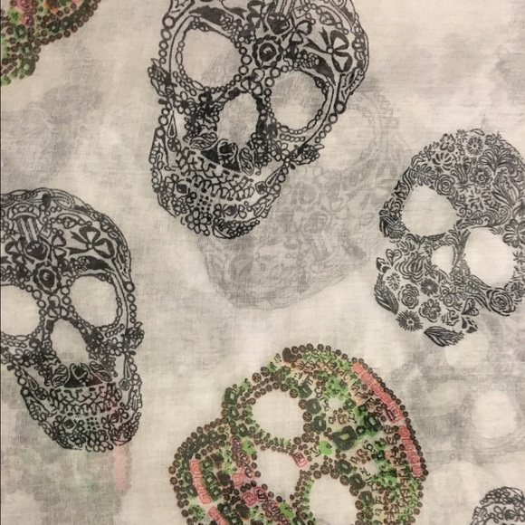 💀Skull print scarf 💀 - Picture 2 of 2