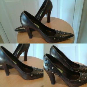 Penny & Kenny metallic gold with studs pumps