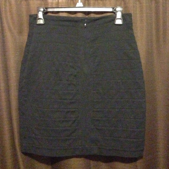 Express-The perfect shape black skirt - Picture 2 of 4