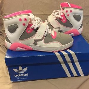 WHITE , GREY & PINK ROUNDHOUSE ADIDAS😍