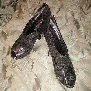 Stylish peep toe bootie size 10
