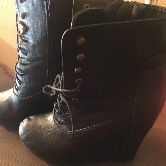 Steve Madden Wedged Zip Up Heel