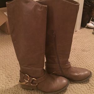 Shoe dazzle boots with metal detailing