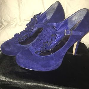 Blue sued platform pumps