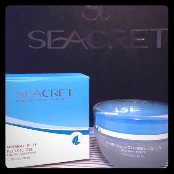 Mineral-Rich Peeling Gel from the Dead Sea.