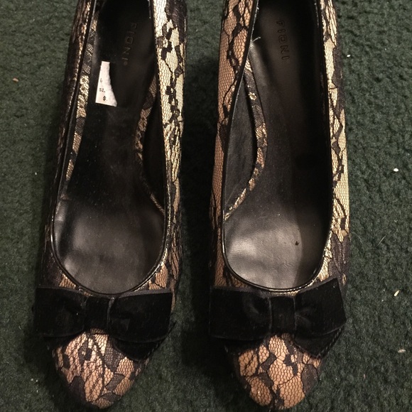 Black and Tan lace heels - Picture 1 of 3