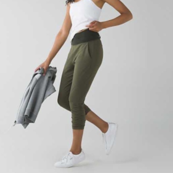 ‼️Salutation lululemon crop NWOT‼️ final price