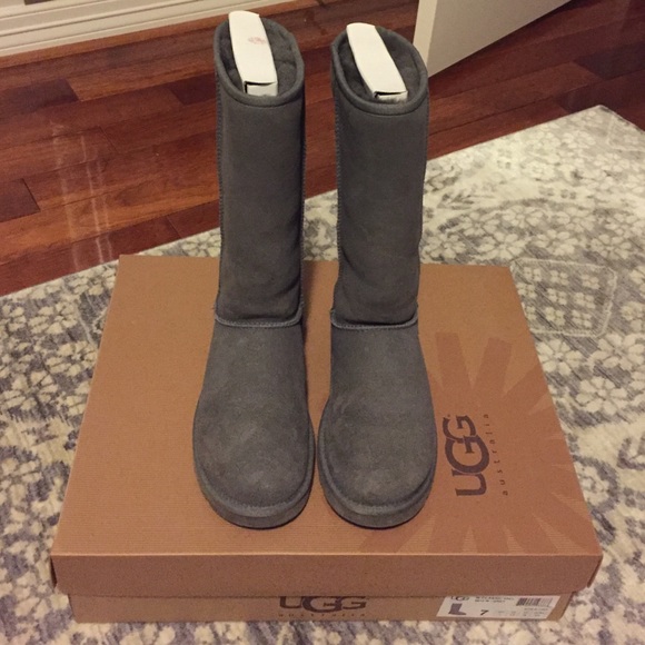 📍SOLD📍UGG classic tall grey boots Sz 7