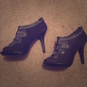 Open toe heels. 👠