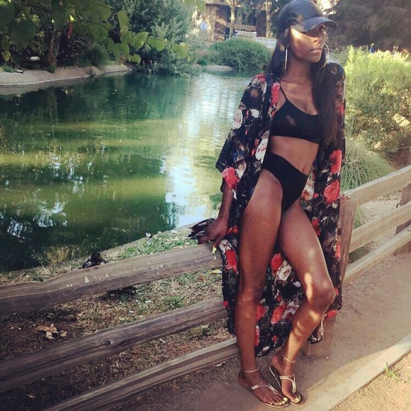 Meet Your Posher! 🌺✌🏾️🌈🌻 - Picture 3 of 5