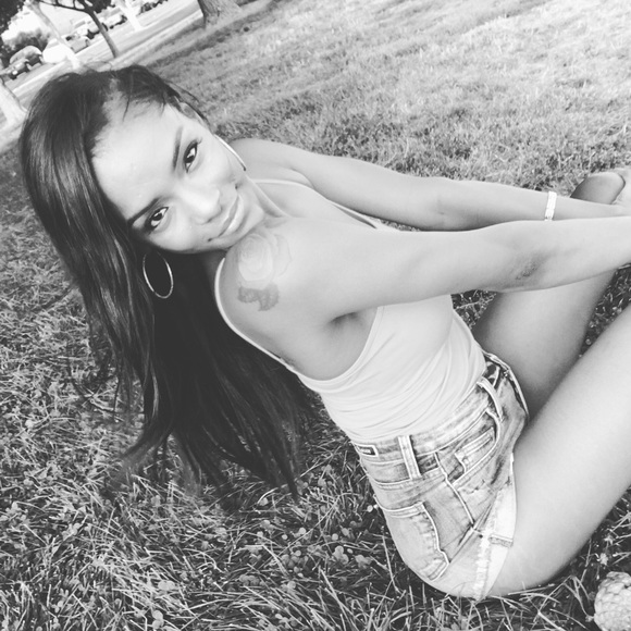 Meet Your Posher! 🌺✌🏾️🌈🌻 - Picture 4 of 5