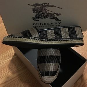 🚫On hold for Maria 🚫Burberry stripped raffia