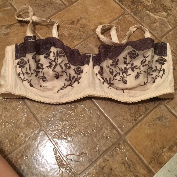 White, lacy bra