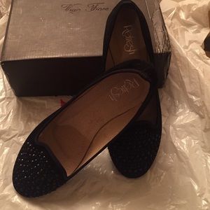 Refresh black shoes with black diamond crystal