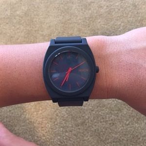 Grey Nixon watch⌚️works just fine