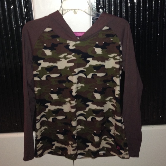 Medium camouflage hoodie by Magellan