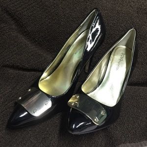 bcbg black pumps