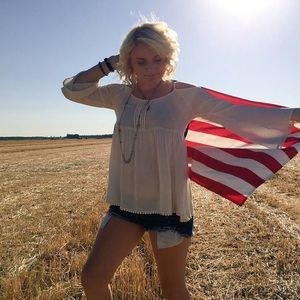 Meet your Posher, Demi