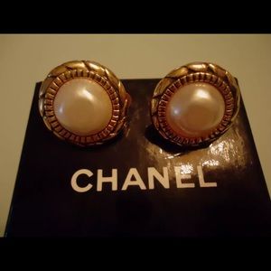 Vintage CHANEL Gripoix Pearl Earrings