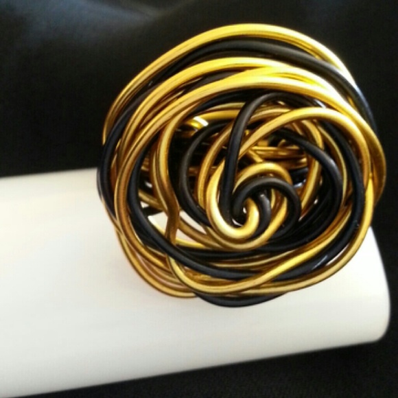 Black and yellow rose ! Ring size 8