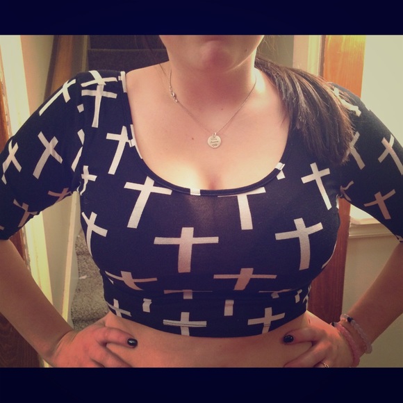 Cross pattern 3/4 sleeve crop top! Barely worn! - Picture 1 of 3