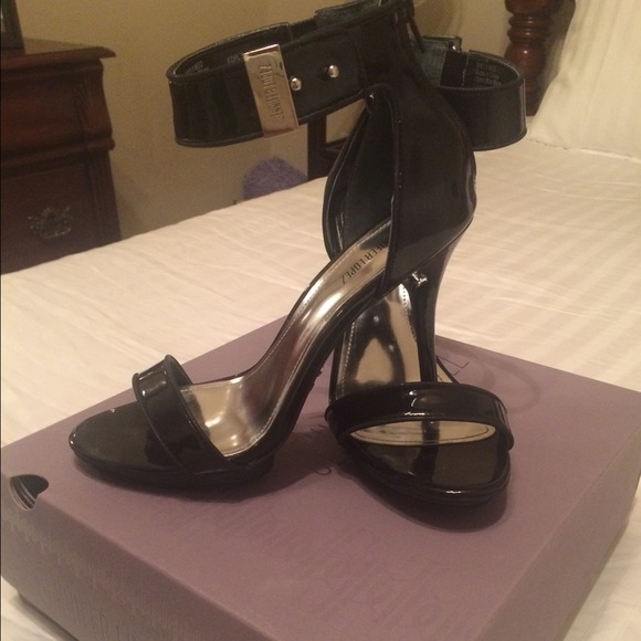 Jennifer Lopez Black heel.