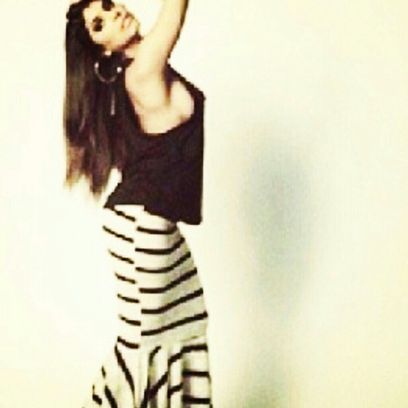 Denim, tanks, dresses, fitted skirts, leggings - Picture 3 of 4