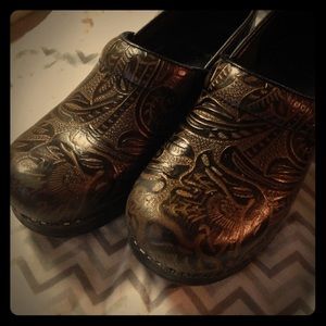 Brown flower Tooled Danskos 🎉🎉🎉