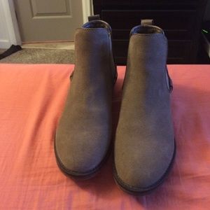 Steve Madden taupe suede boots