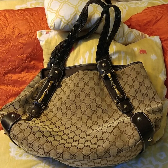 Gucci medium pelham hangbag