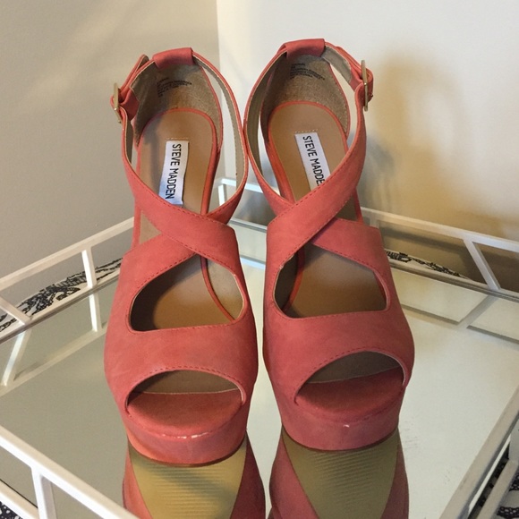 Never worn Steve Madden coral wedge size 9 - Picture 2 of 4