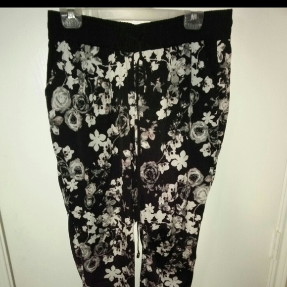 Black floral joggers - Picture 1 of 3