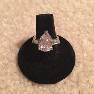 ✏️Charming Charlie's Pear shaped Rhinestone ring