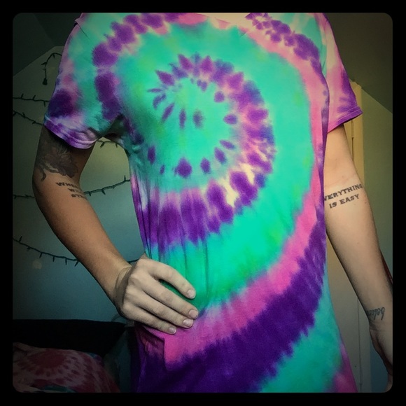 S Tie-Dye V-neck