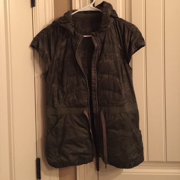 Camo lululemon puffer vest! Detachable hood!