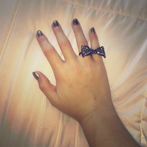 Two-finger bow ring