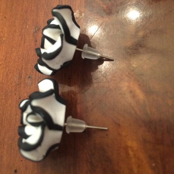 Post earrings - Picture 3 of 4