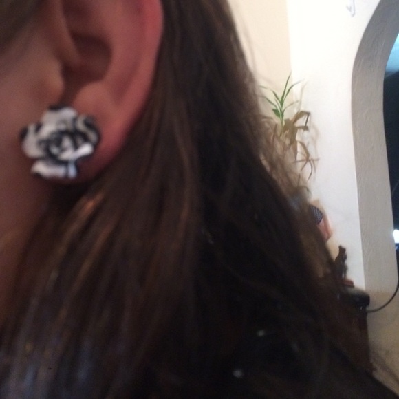 Post earrings - Picture 4 of 4