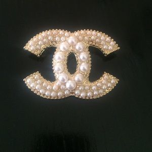 Elegant brooch in gold tone with small pearls.