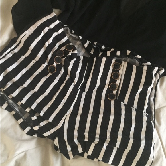 ⚫️STRIPED HIGH WAISTED SHORTS⚪️