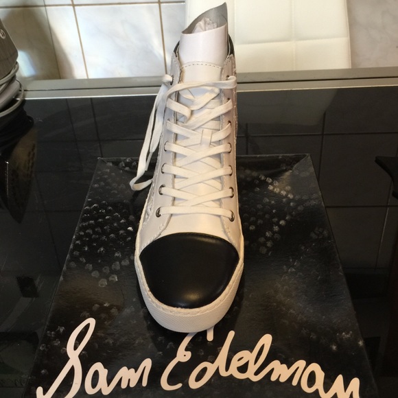 Leather sneaker