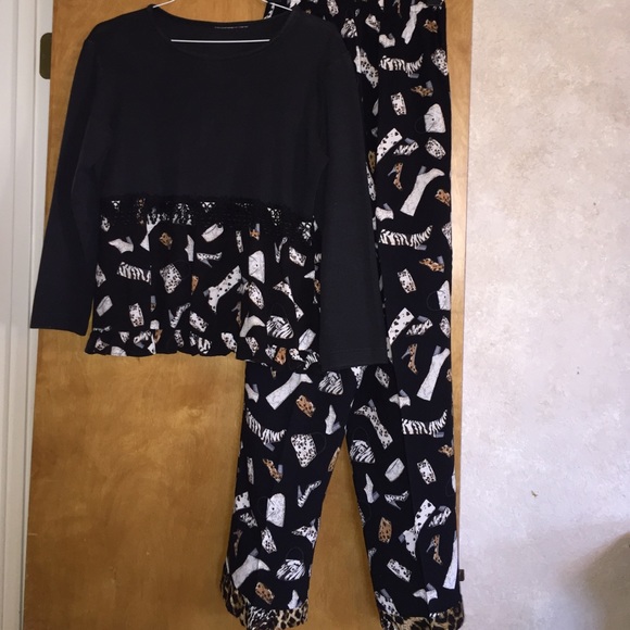 Shoe & purse design top & pants. - Picture 1 of 4