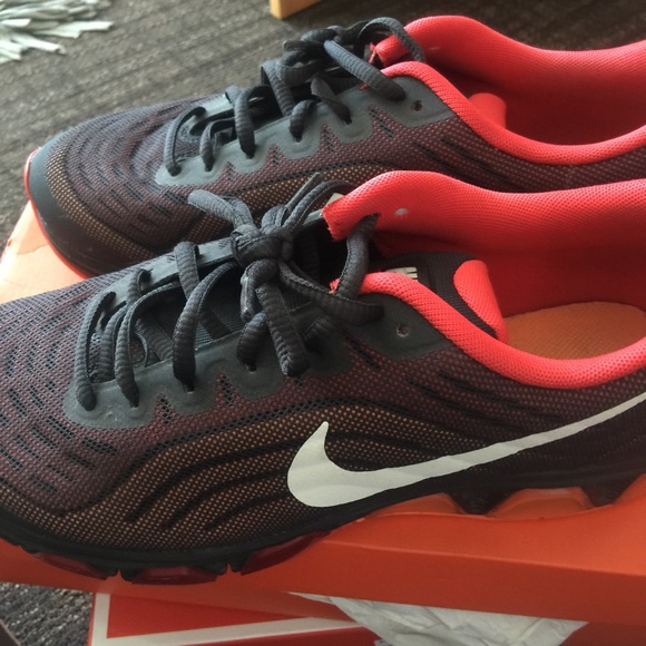 Air maxes - Picture 1 of 3