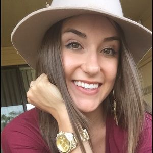 Meet your Posher, Stephanie