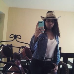 Meet your Posher, Adara