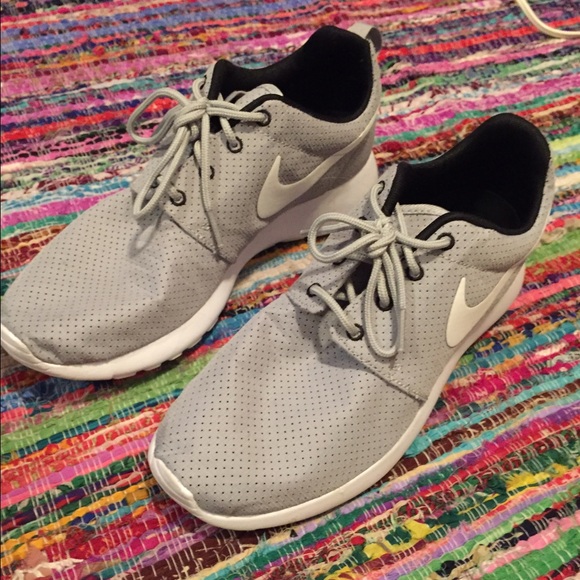 Women Nike Roshe Size 9 Gray BRAND NEW