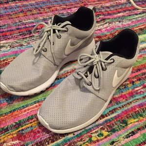 Women Nike Roshe Size 9 Gray BRAND NEW