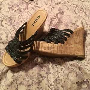 Black and cork-like wedges